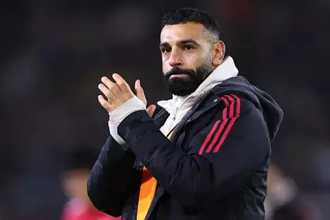 سيكون الأمر أشبه بنكتة.. فرديناند يعلق على إمكانية انضمام صلاح إلى مانشستر يونايتد